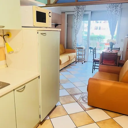 With Direct Access To The Pool דירה *