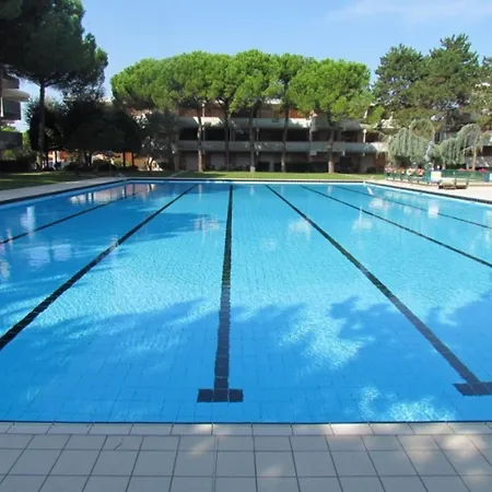 With Direct Access To The Pool شقة *
